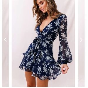 Selfie Leslie LAYERED Navy/white floral BALLOON SLEEVE DRESS size SMALL